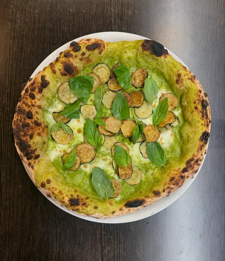 Pizza Nerano with courgette cream, mozzarella and basil