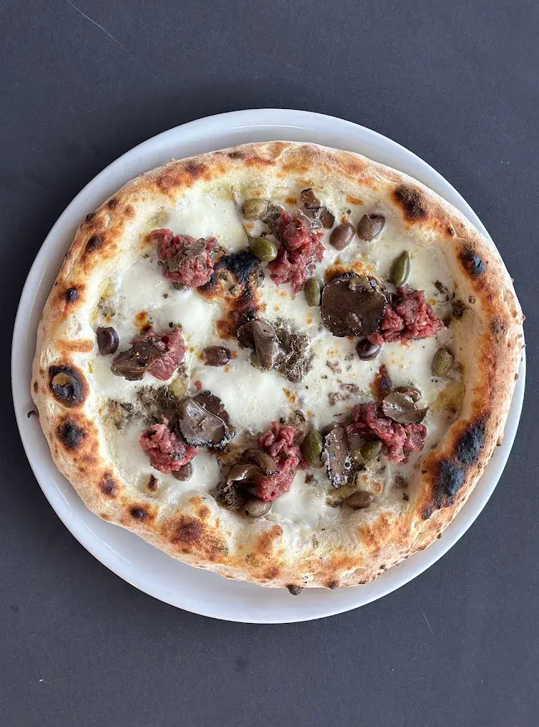 White pizza with sausage, mushroom and truffle